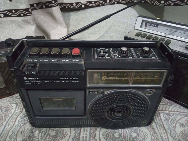 Sanyo Model M2422 Radio Vintage collectable 0