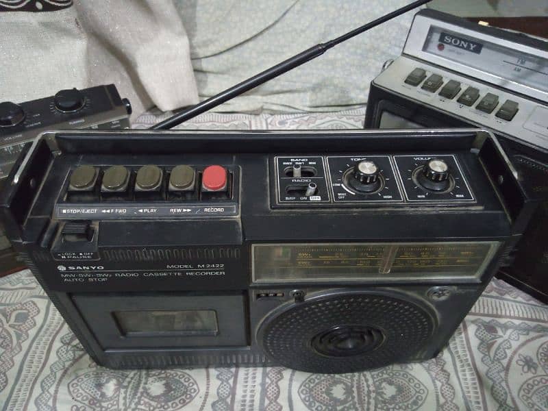 Sanyo Model M2422 Radio Vintage collectable 2