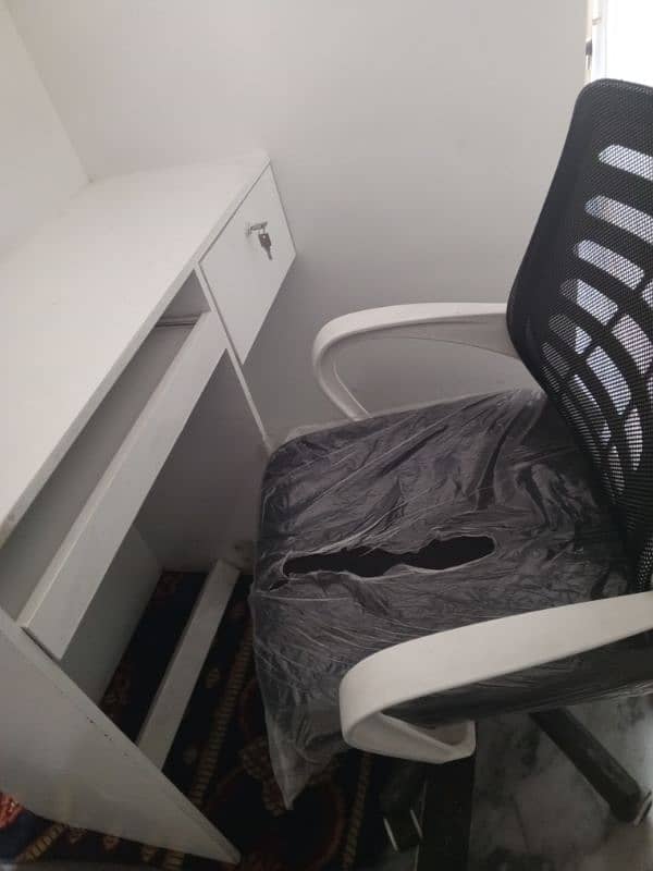 Computer Table & Chair for Sale 0