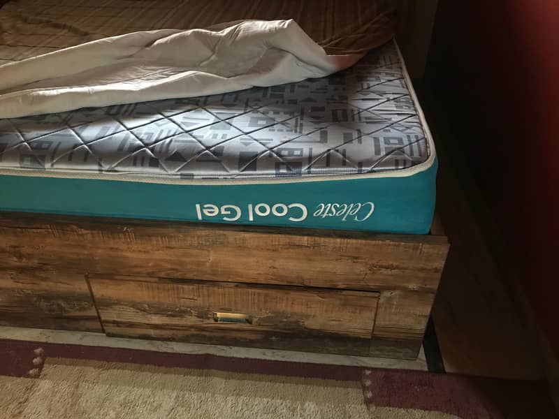 Bedroom Set for Sale – Stylish and Excellent Condition 7