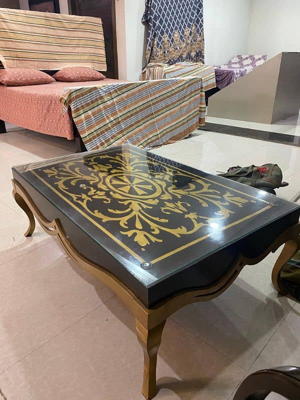 Stylish Center Table in 10/10 very good condition 1