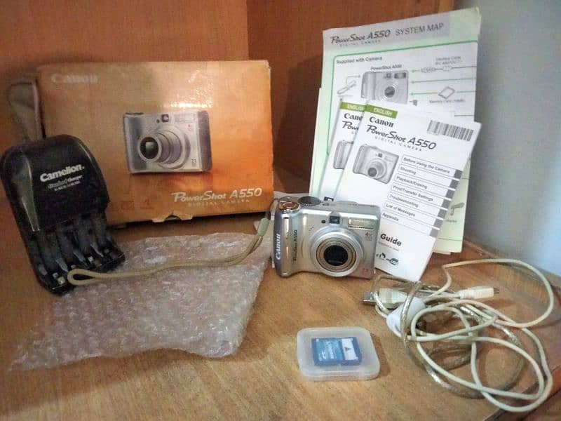 Canon original digital camera with all accessories and chargee 1