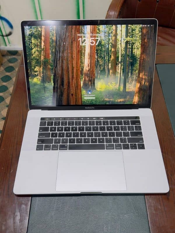 MacBook pro 2018 15.4 inch core i9 CTO 32GB RAM 512GB SSD 6 core 1