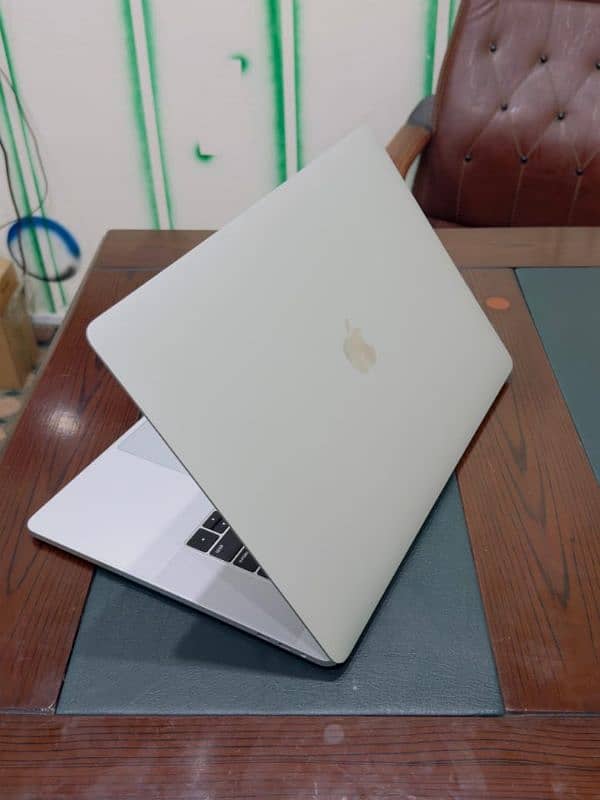 MacBook pro 2018 15.4 inch core i9 CTO 32GB RAM 512GB SSD 6 core 2