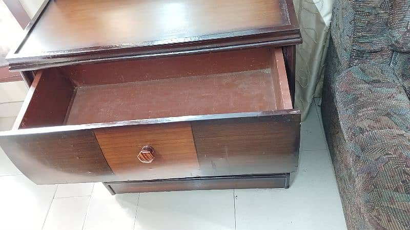 slightly user dressing table with all drawers absolutely working 2