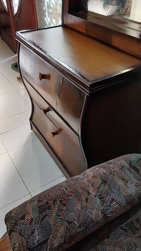 slightly user dressing table with all drawers absolutely working 3