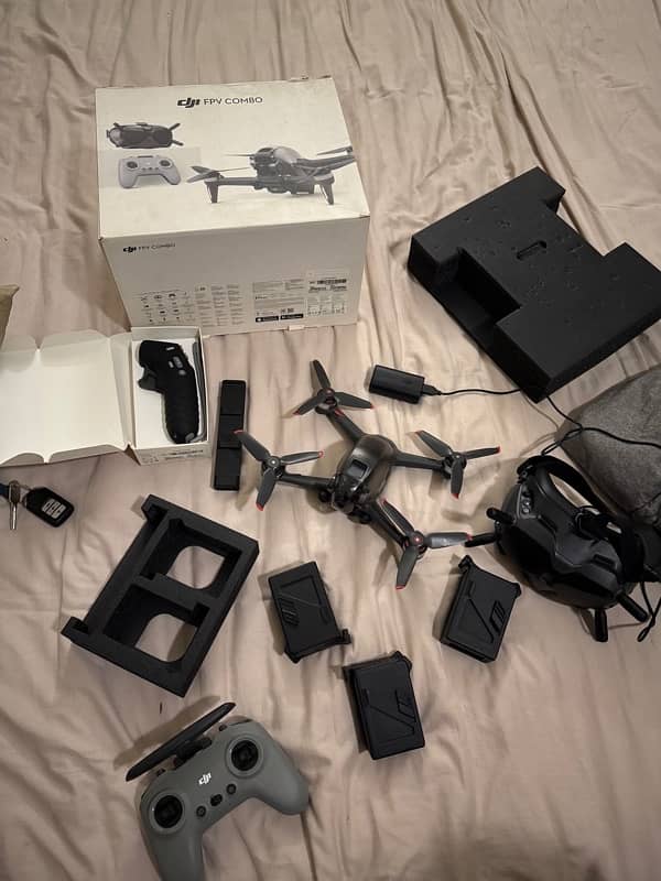 DJI FPV WITH FLY MORE AND MOTION CONTROLLER 1