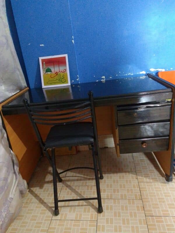 new condition Ma hai study tablet and folding 3 chairs 3