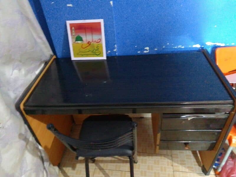 new condition Ma hai study tablet and folding 3 chairs 4