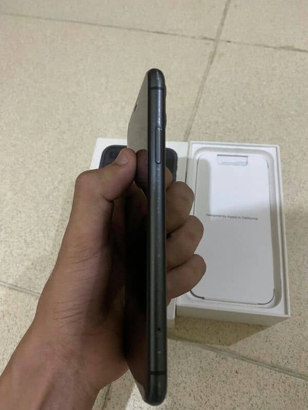 iphone 11 with box 64 gb non pta 3