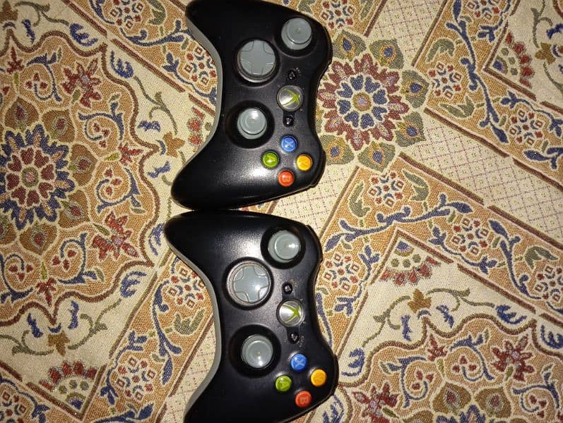 Xbox 360.2 Controllers,10 CDs Nd 1 Upad 3