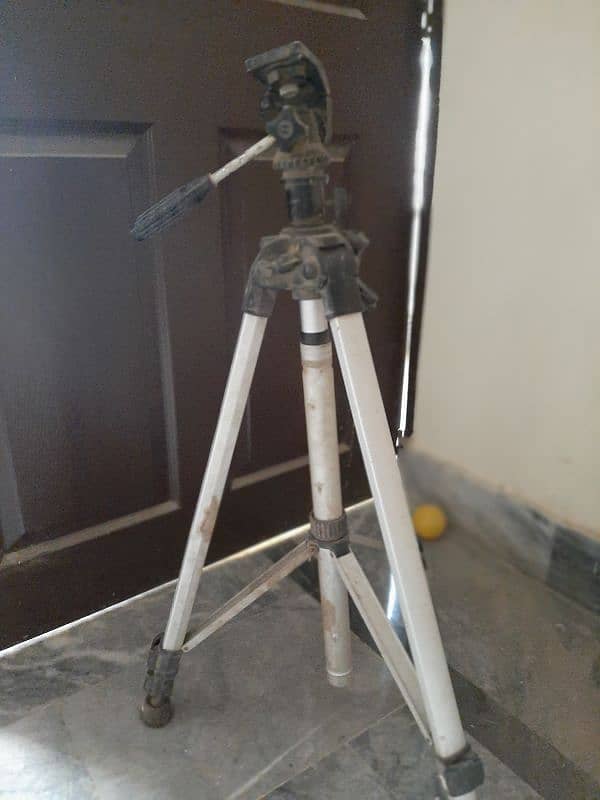 tripod stand 0