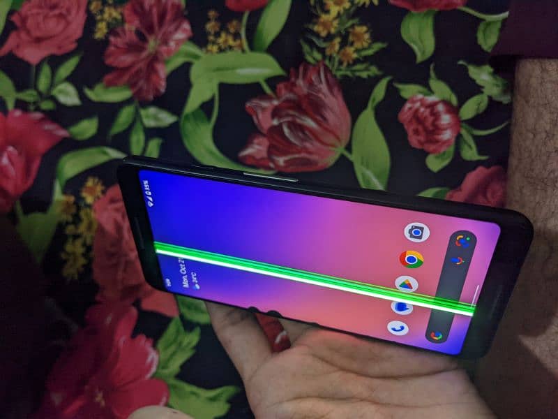 Google pixel 3 panel ma line ha baqi koi bi masla nahi ha 2