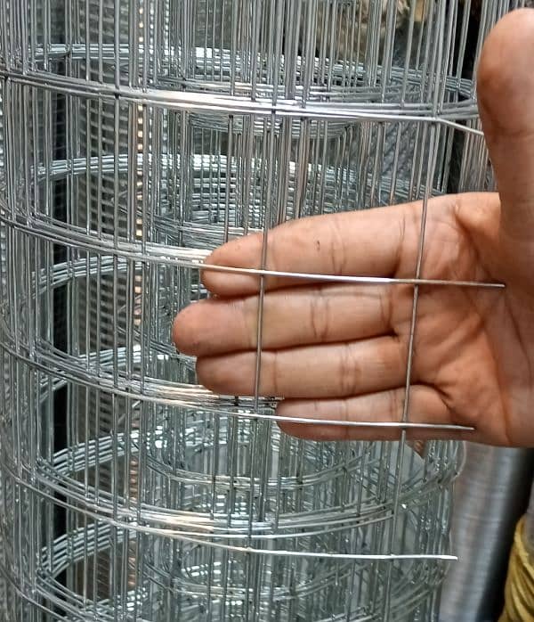 Razor wire Barbed wire Mesh Security jali / pipe Chain link Fence 6