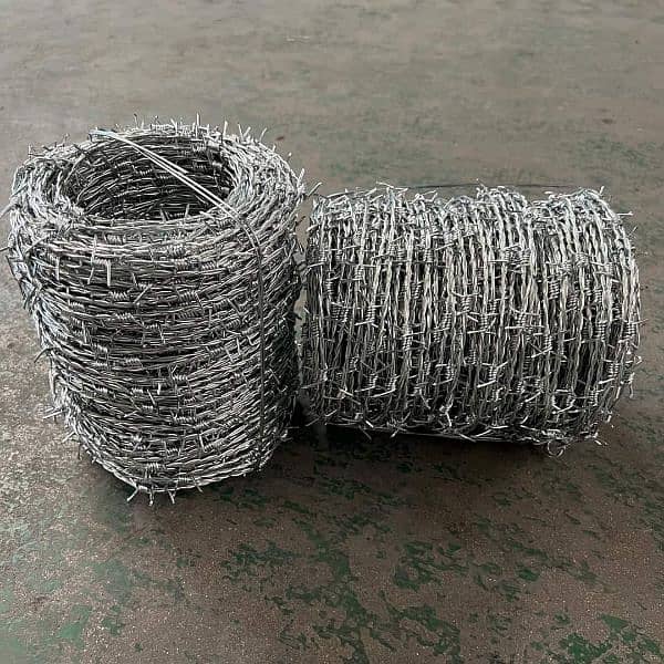 Razor wire Barbed wire Mesh Security jali / pipe Chain link Fence 6