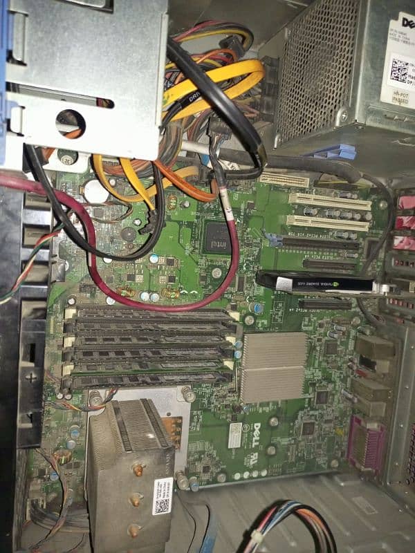 DELL Xeon T3500 workstarion 1GB NVIDIYA GRAPHIC CARD 128SSD 24GB Ram 3