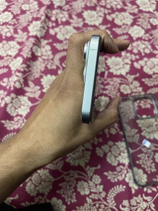 iPhone 15 Pro Max JV 256 GB 10/10 White 4