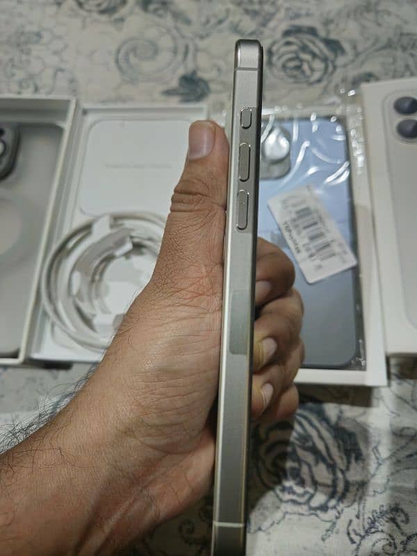 iphone 15 pro max 256gb jv (white titanium) 4