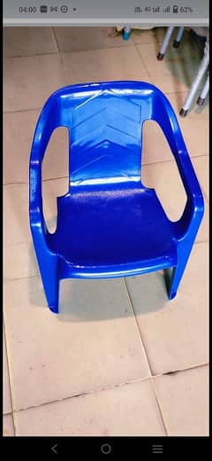 Baby chair with armrest