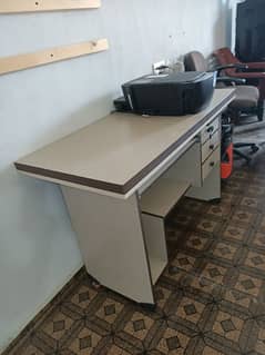 Computer table in 10/10 condition, almost new