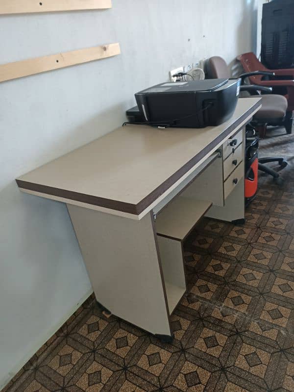 Computer table in 10/10 condition, almost new 0