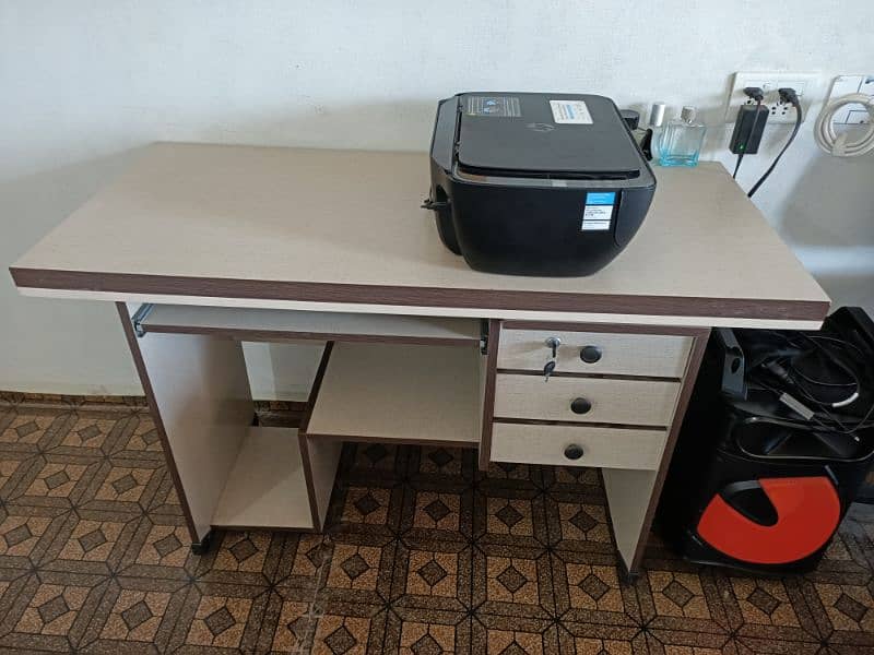 Computer table in 10/10 condition, almost new 1