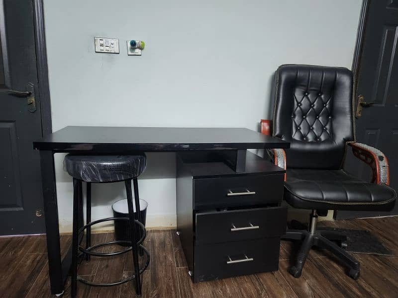 Stylish Office Table & Comfortable Executive Chair Set for Sale 0