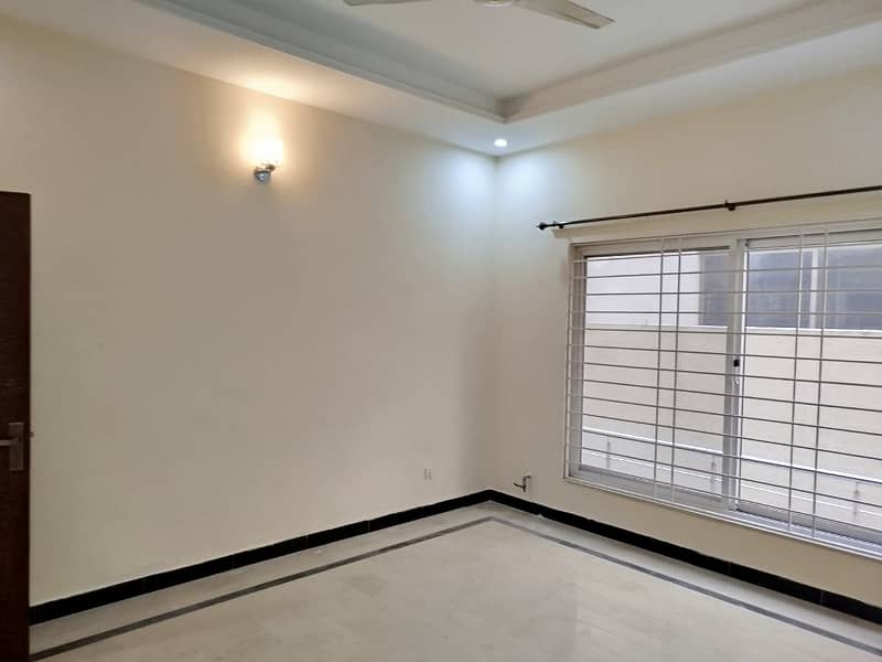 10 Marla Beautiful House For Rent in Bahria town Near to Civic Centre 3