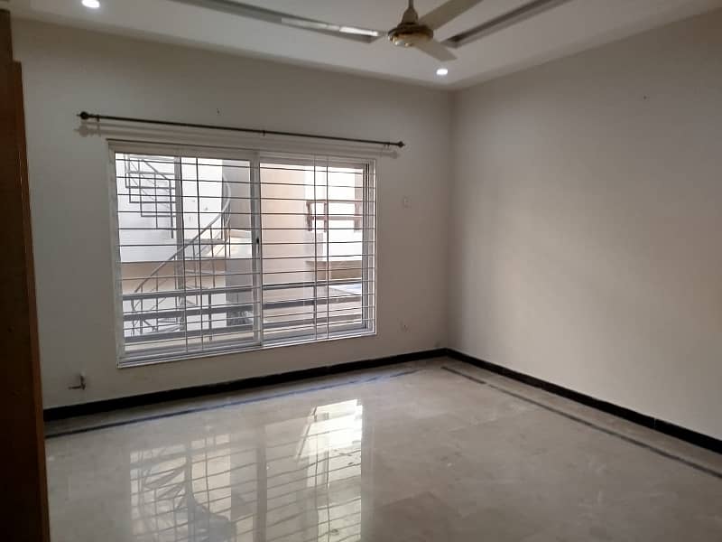 10 Marla Beautiful House For Rent in Bahria town Near to Civic Centre 4