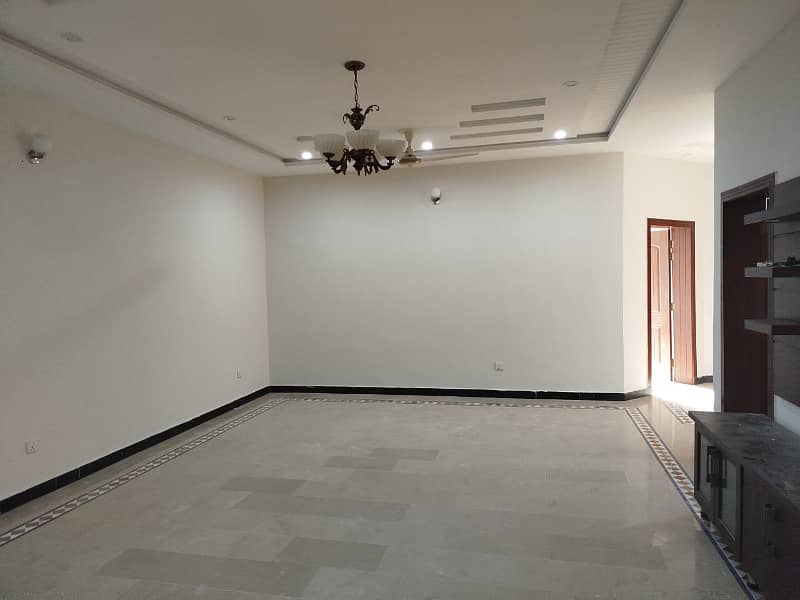 10 Marla Beautiful House For Rent in Bahria town Near to Civic Centre 6