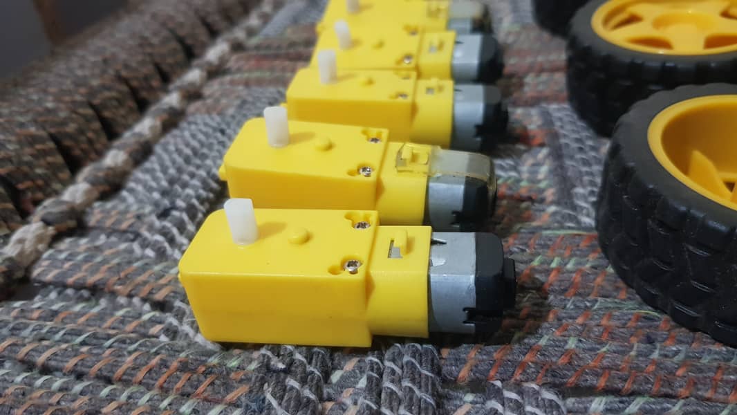 5 Doble Shaft 5 Volt Yellow DC Gear Motor for DIY Projects with Wheels 2