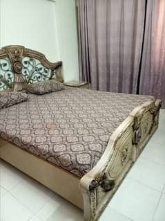 woode bed and almari