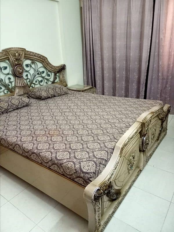 woode bed and almari 0