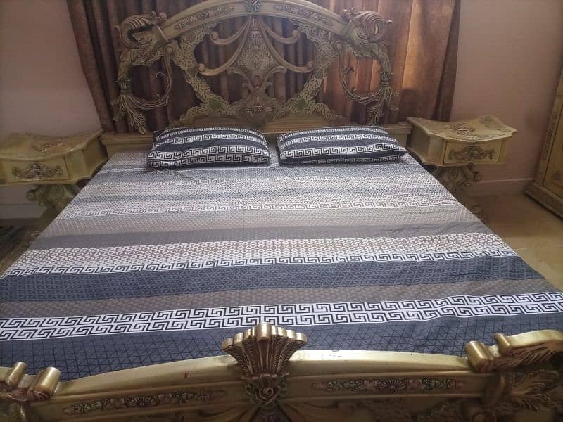 woode bed and almari 1