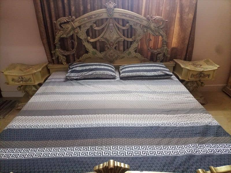 woode bed and almari 4