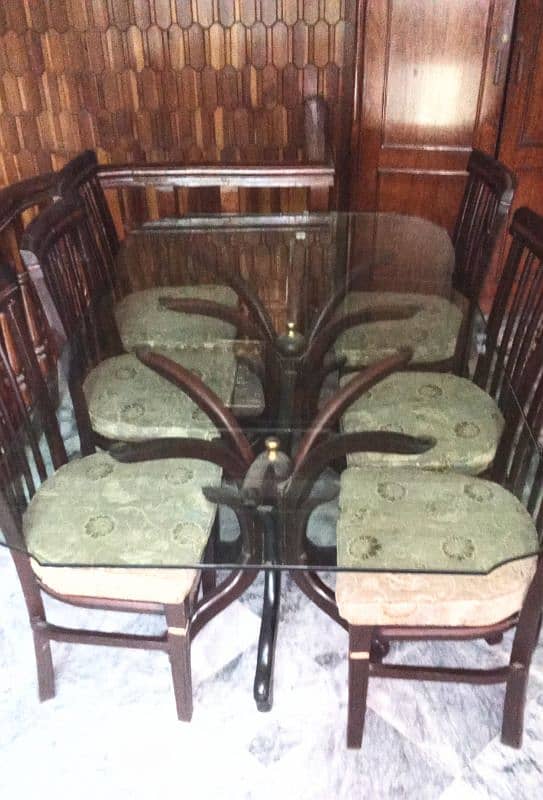 Glass dinning table with 6 chairs in very good condition 1