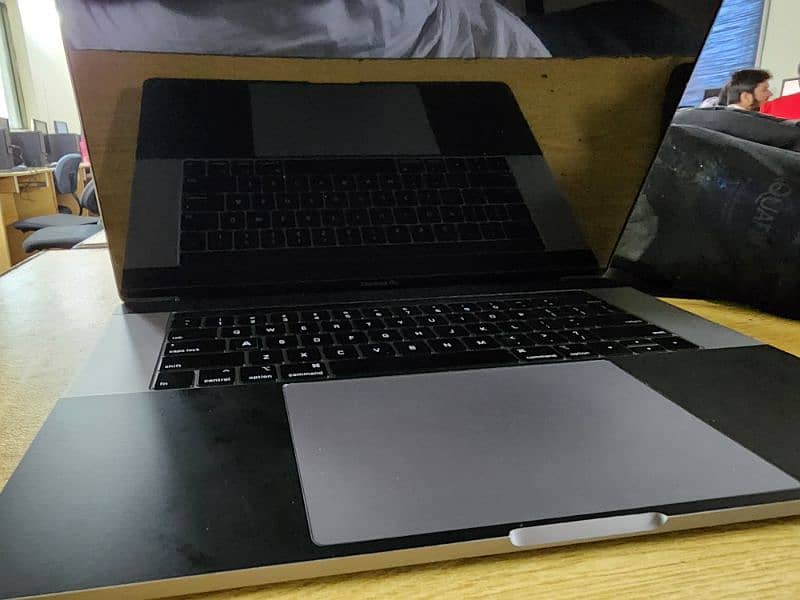 Macbook Pro 2018, 15 inch, 4 Dedicated Graphics Card 2