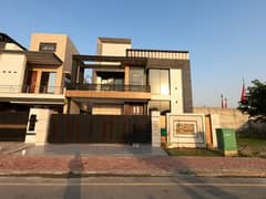 10 MARLA BEAUTIFUL HOUSE FOR SALE IN BAHRIA TOWN LAHORE