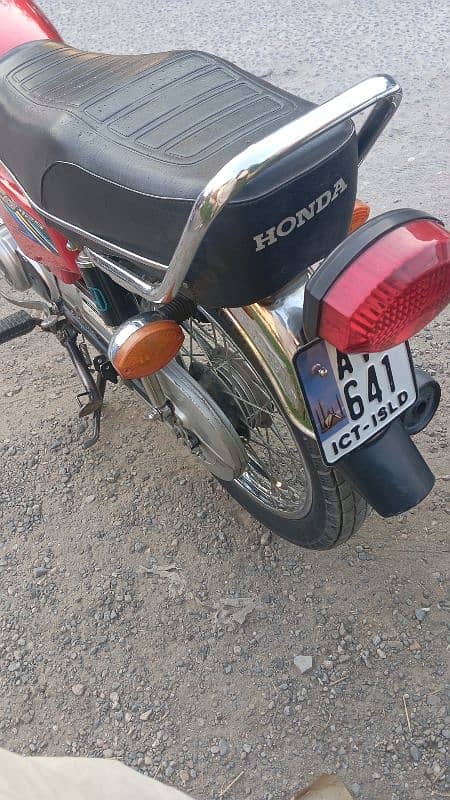 Honda 125 in lush condition 3