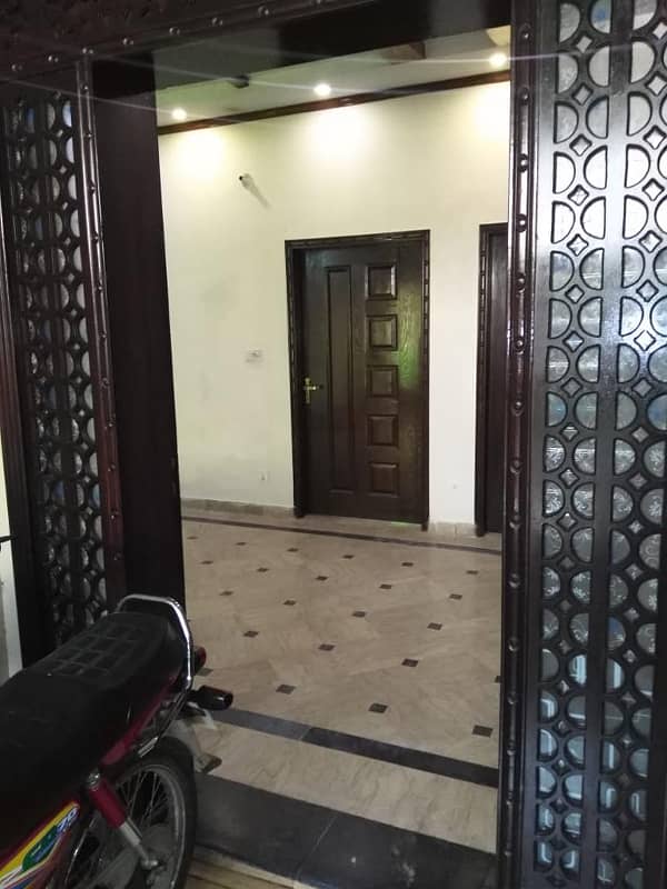 10 marla lower portion for rent in johar town for Family and female and bachelor Silent office (Call center + Software house 1