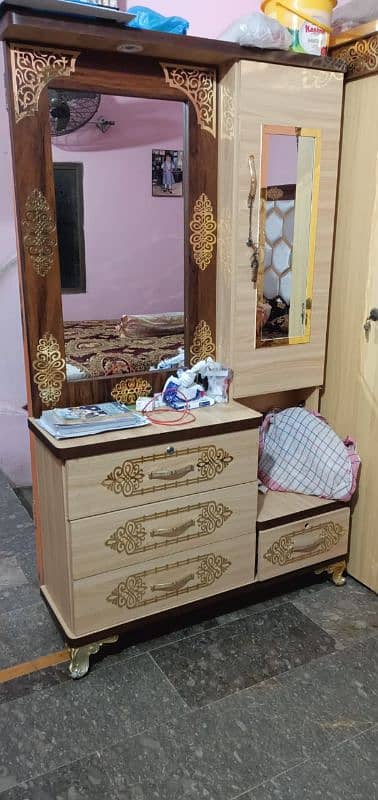 4 peice Bedroom Set use few months 1