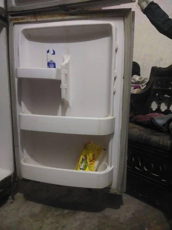 Urgent sale Dawlance fridge 4