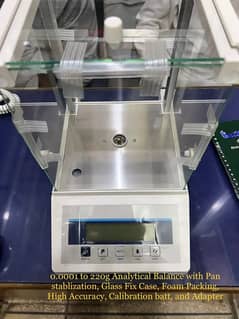 Analytical balance with pan stabilization