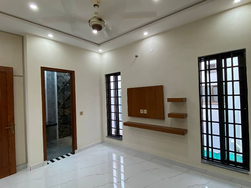 Stunning 10 Marla House In Bahria Town - Sector E Available 9