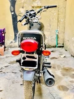 Honda 125 black colour 2023 model ha 2023 ky 7 maheeny nikla ha