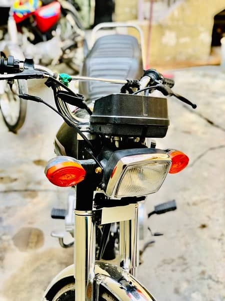 Honda 125 black colour 2023 model ha 2023 ky 7 maheeny nikla ha 1