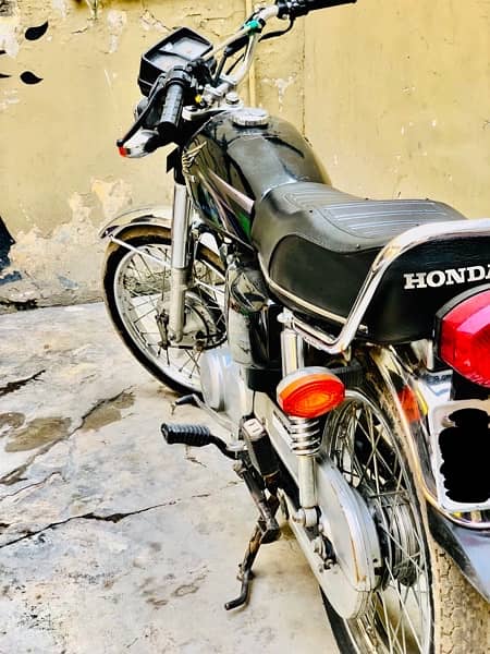 Honda 125 black colour 2023 model ha 2023 ky 7 maheeny nikla ha 8