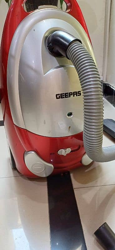 vacuum cleaner. GEEPAS 7