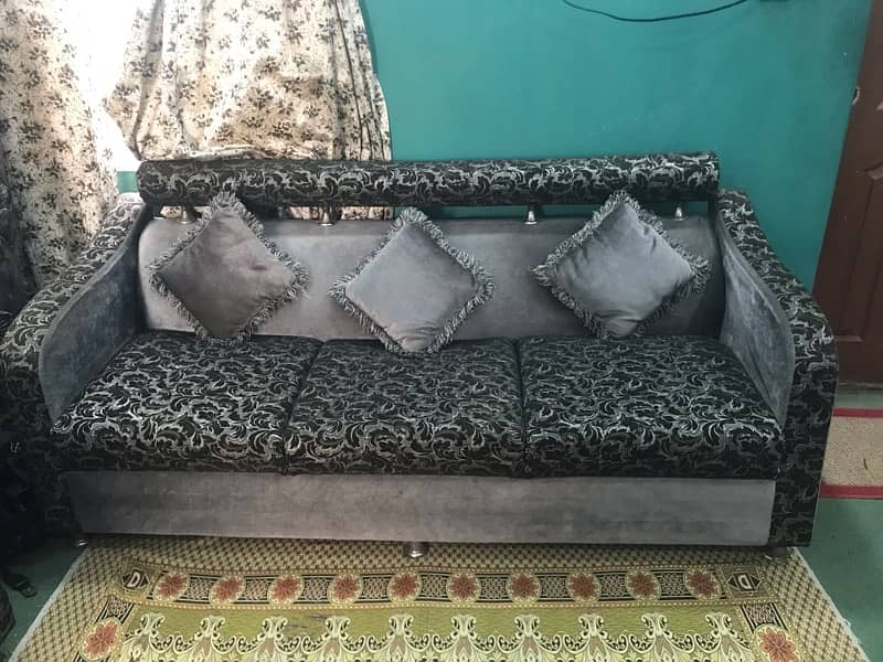 7 seater sofa set with vase 1