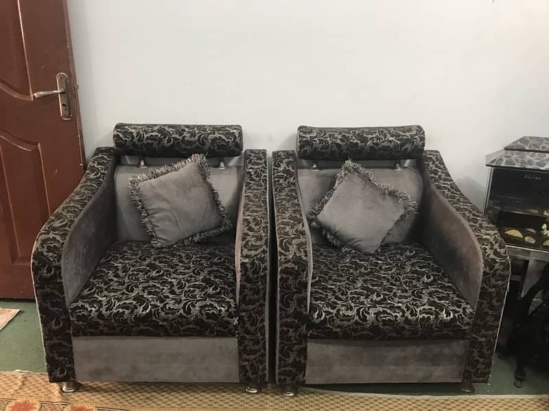 7 seater sofa set with vase 2